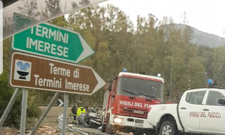 Auto si ribalta nello svincolo di Termini Imerese: sul posto 118 e vigili del fuoco