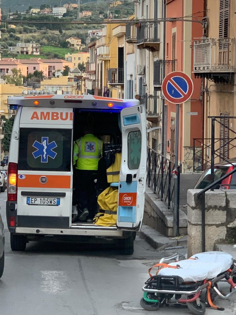 Termini Imerese: uomo colto da malore in via Armando Diaz, muore in ambulanza