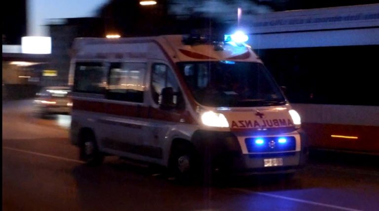 Pulisce davanti casa e viene travolta da auto: donna muore in ospedale