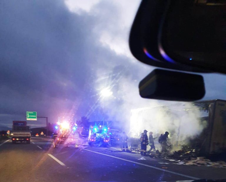 Furgone in fiamme nella notte sulla Messina-Palermo: conducente salvo per miracolo