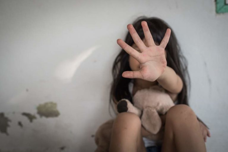 Abusi e violenza sessuale sulla figlia di 4 anni: condannata la madre e due uomini