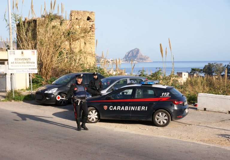 Donna tenta il suicidio il giorno di Capodanno a Palermo: salvata da un carabiniere e da un ciclista