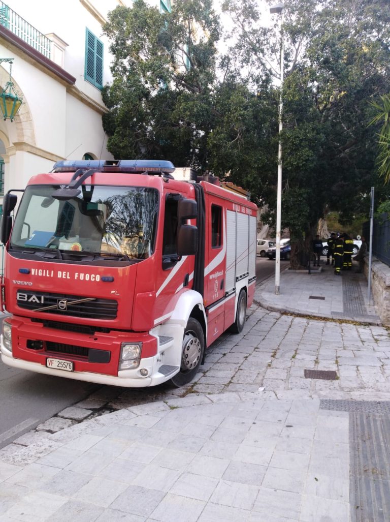 Incendio in una casa: scoppia corto circuito da luci natalizie