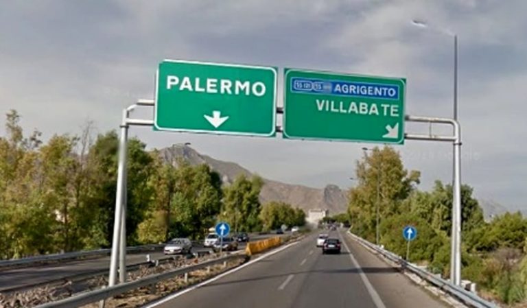 Momenti di paura in autostrada: uomo a piedi minaccia di lanciarsi nel vuoto, traffico rallentato