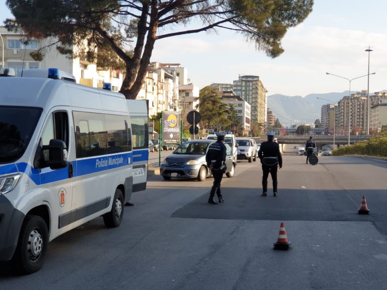 Con la Smart volano dal ponte di viale Lazio a Palermo: ventiduenne morto, un minore ferito grave