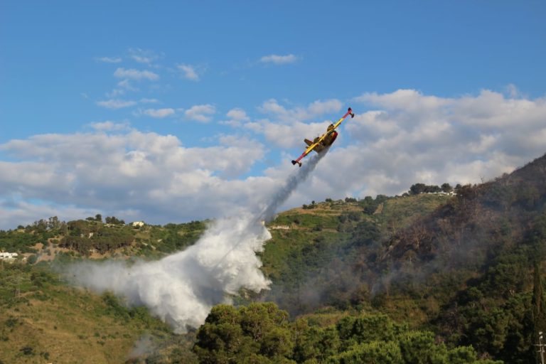 Elicottero impegnato negli incendi scomparso dai radar, Schifani: “Localizzato il pilota, è vivo”