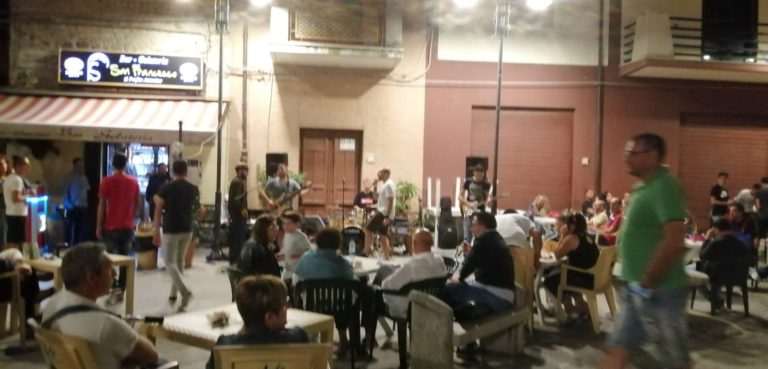 Castellana Sicula, il bar San Francesco festeggia 40 anni con il proprio gin, una sfilata e tanti ricordi d’attività