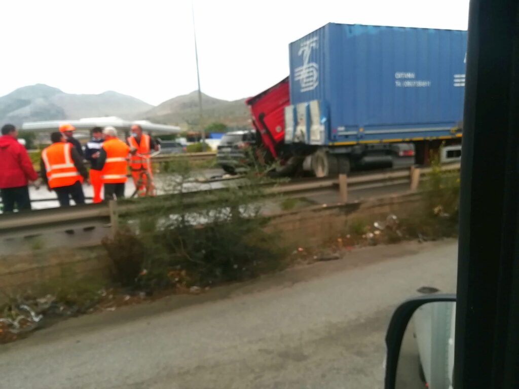 Grave Incidente A Palermo Traffico In Tilt In Viale Regione Siciliana Foto Himeralive It