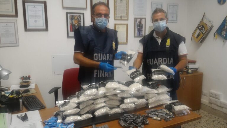 Guardia di Finanza Campofelice di Roccella: sequestrati oltre 50mila articoli per fumatori