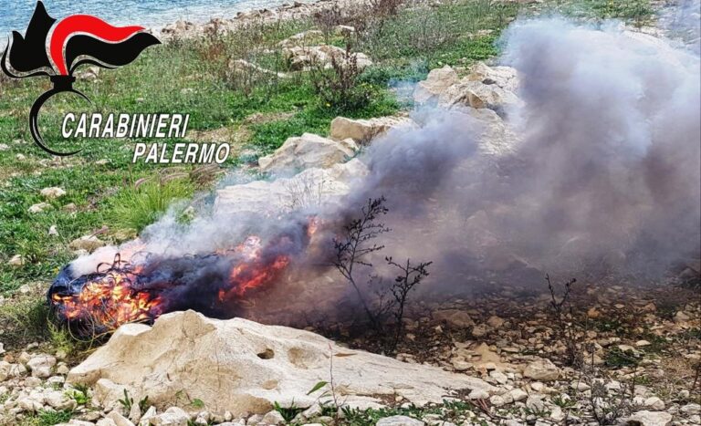 Sorpreso a incendiare 100 chili di rame e a fare barbecue sulla riva del lago, arrestato