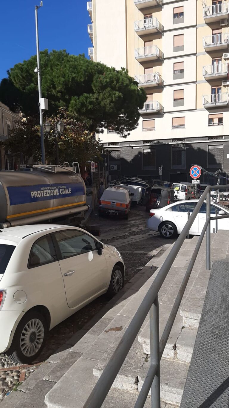 Manca l’acqua nel quartiere San Carlo: la Protezione Civile rifornisce i residenti