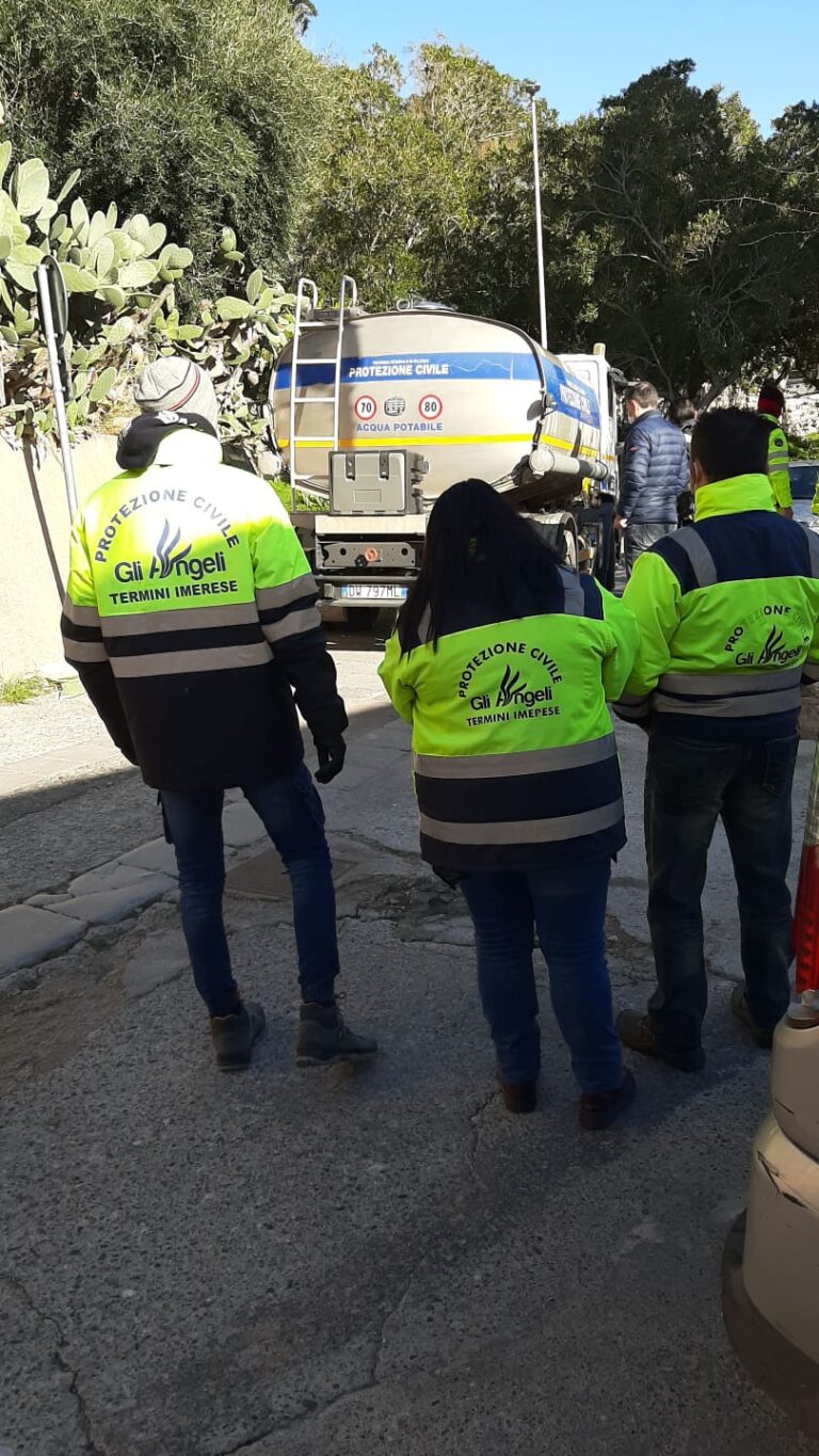 Manca l’acqua nel quartiere Annunziata, la Protezione Civile rifornisce i residenti FOTO