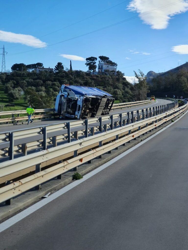 Forte vento sulla A19: mezzo pesante si ribalta nei pressi dello svincolo di Termini Imerese