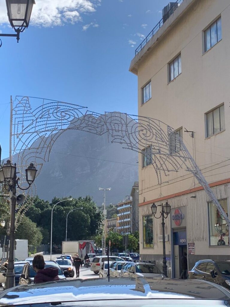 Vento a Termini Imerese: luminaria pericolante in corso Umberto e Margherita LE FOTO