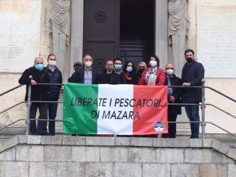 Termini Imerese: uno striscione tricolore al Comune per sostenere i 18 pescatori di Mazara del Vallo detenuti in Libia