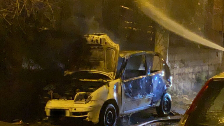 Termini Imerese: auto in fiamme in via Cavallacci – LE FOTO