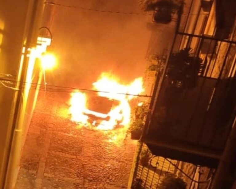 Incendio auto nella notte a Caccamo FOTO