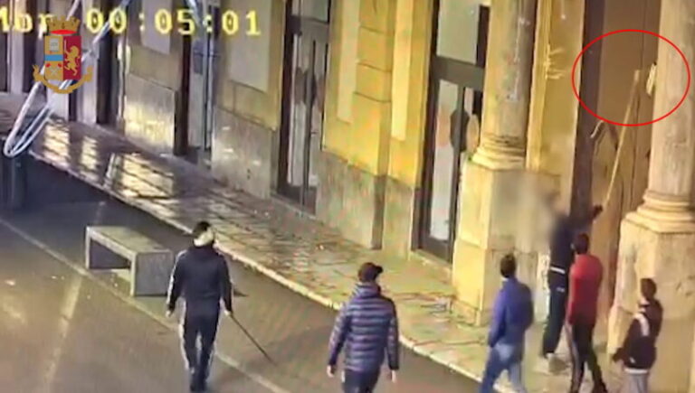 Atti di vandalismo in pieno centro storico: un video incastra i giovani teppisti – VIDEO