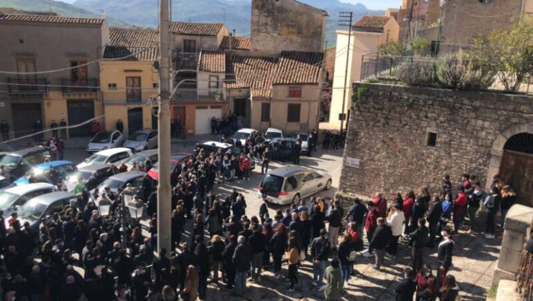 Lutto a Caccamo: dolore e lacrime nel giorno dell’ultimo saluto a Roberta Siragusa