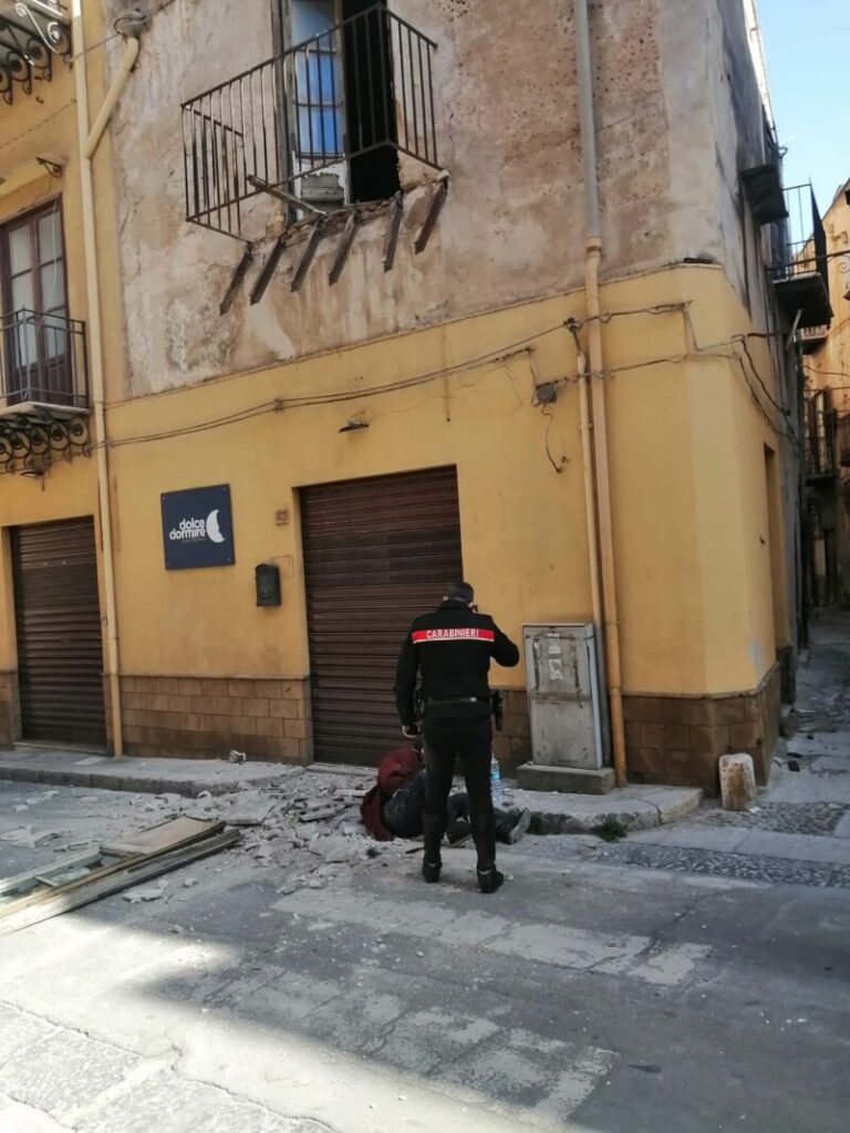 Termitano precipita da balcone pericolante in via Denaro Pandolfini FOTO E VIDEO