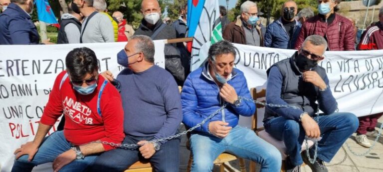 Operai ex Fiat incatenati davanti la sede della Regione  Siciliana- VIDEO e FOTO