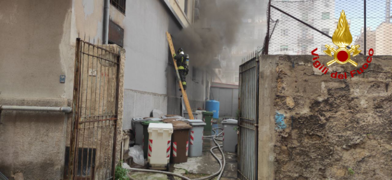 Paura a Palermo: incendio in un’officina, evacuato palazzo (VIDEO)