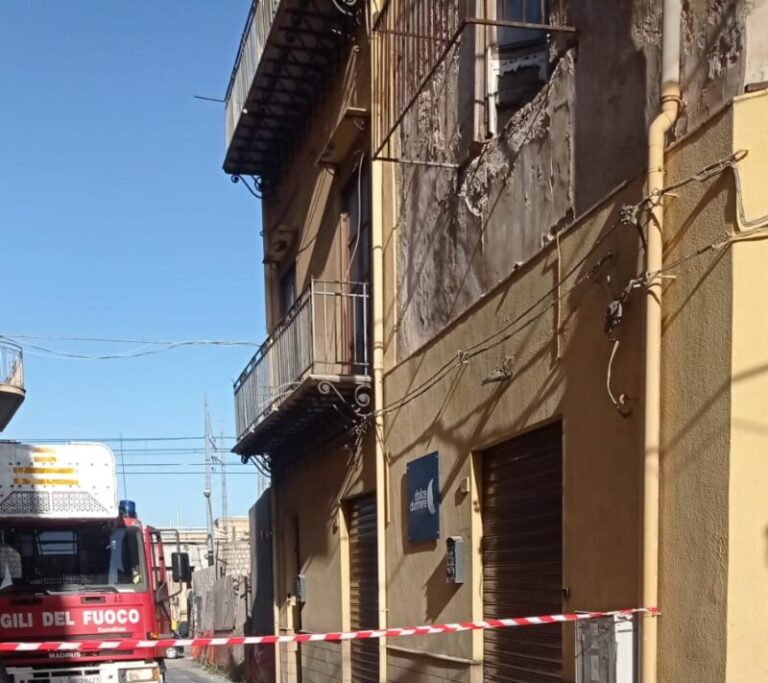 Termitano precipitato da balcone in via Denaro Pandolfini: chiusa la strada VIDEO