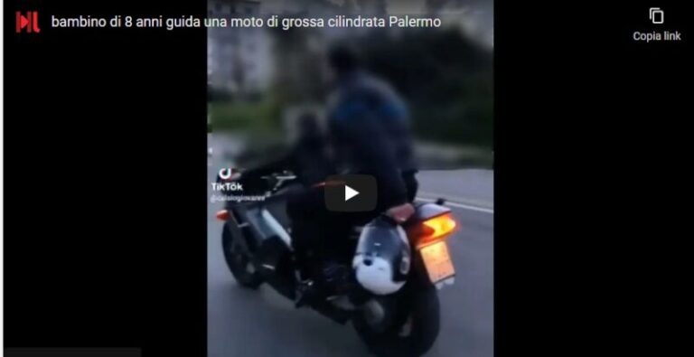 Fa guidare la grossa moto ad un bambino di otto anni, il video finisce online – VIDEO