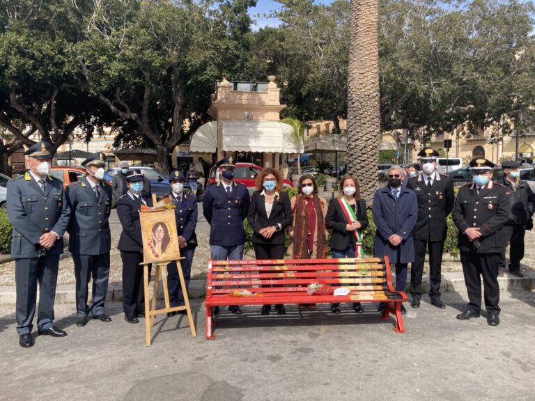 A Termini Imerese panchine rosse contro il femminicidio, l’amministrazione ricorda Roberta Siragusa