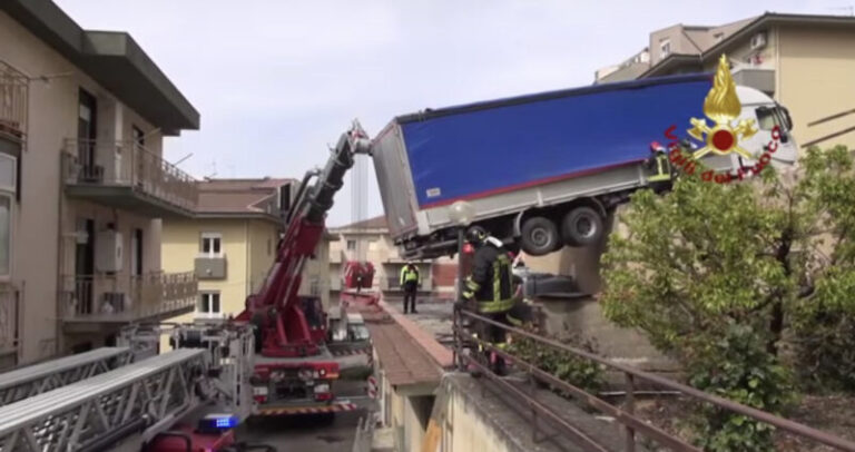 Caccamo: operazione di recupero dell’autocarro rimasto in bilico VIDEO