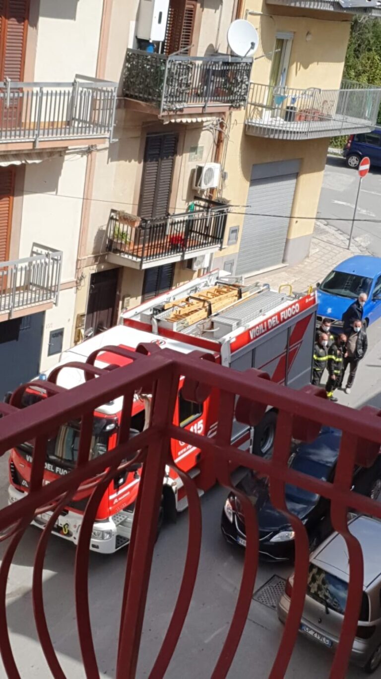 Caccamo: momenti di paura per il crollo di un balcone FOTO E VIDEO