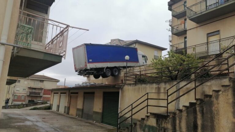 Caccamo: tragedia sfiorata, mezzo pesante finisce su tetto e rischia di precipitare