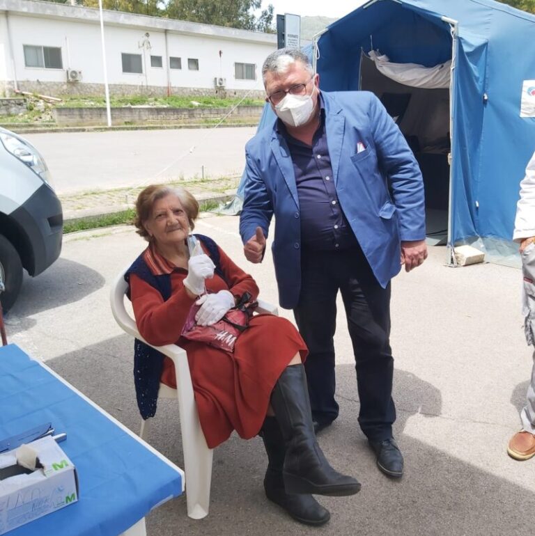 A 98 anni va a piedi al drive-in della “Casa del Sole” per la vaccinazione