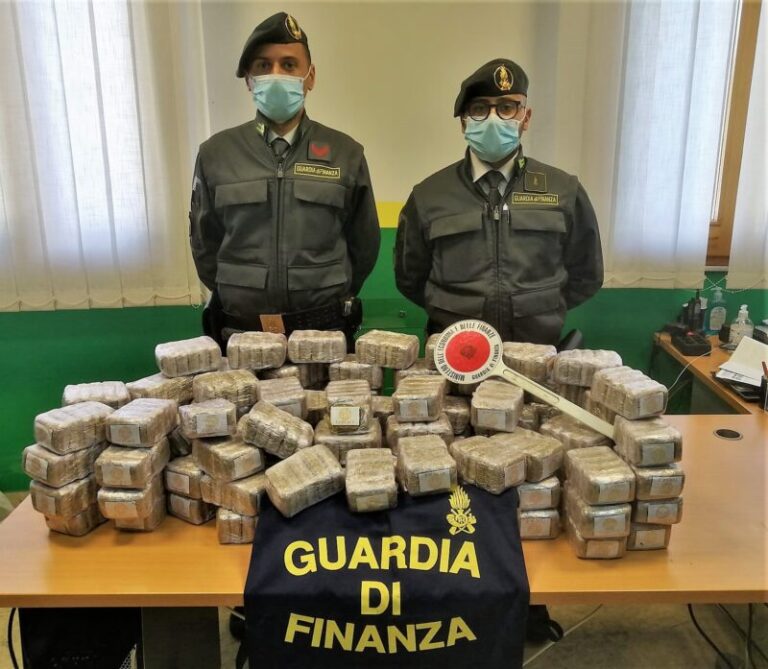 Guardia di Finanza: 60 chili di hashish nel camion, arrestati due corrieri della droga VIDEO