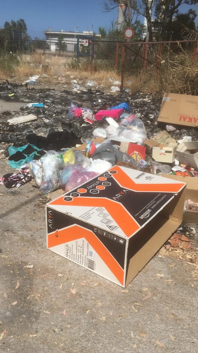 Bruciano ancora i rifiuti in contrada Scialandro, discarica a cielo aperto FOTO