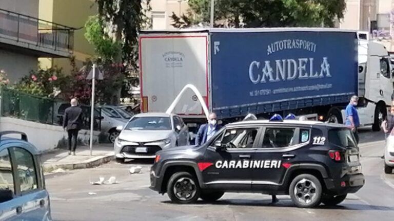 Termini Imerese: incidente via Guglielmo Marconi, mezzo pesante finisce su un palo della luce