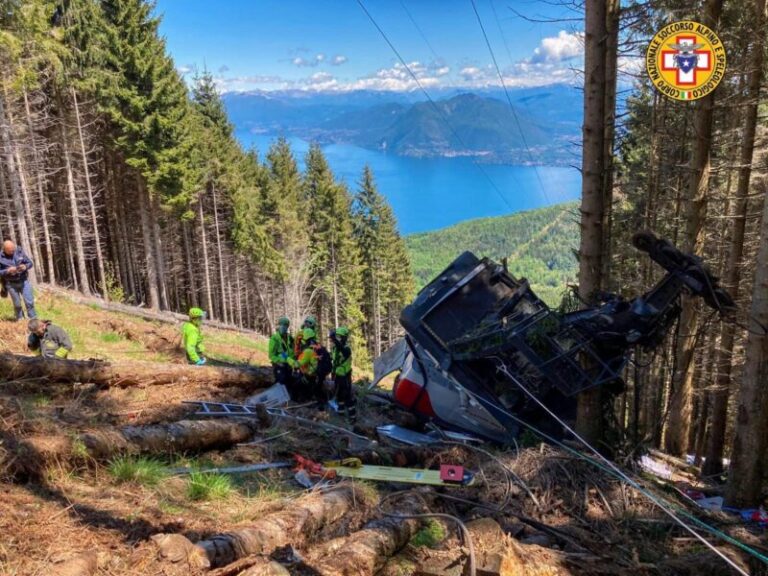 Tragedia funivia: si fa il tifo per il piccolo Eitan unico superstite, 14 i morti