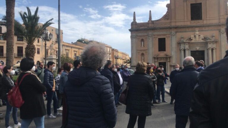 Termini Imerese zona rossa: la protesta dei commercianti in piazza Duomo LA DIRETTA