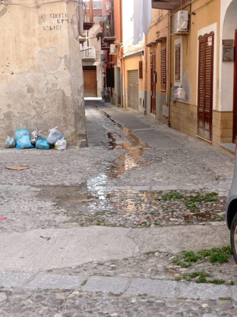 Termini Imerese: liquami in strada, ciò che resta della piazzetta dove nacquero due musicisti termitani