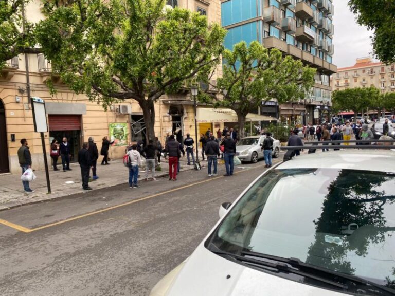 Esplosione in un negozio a Palermo nei pressi della stazione centrale, cinque feriti