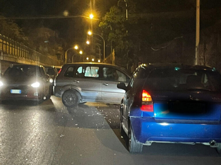 Termini Imerese: incidente in via Libertà, auto finisce contro palo – FOTO