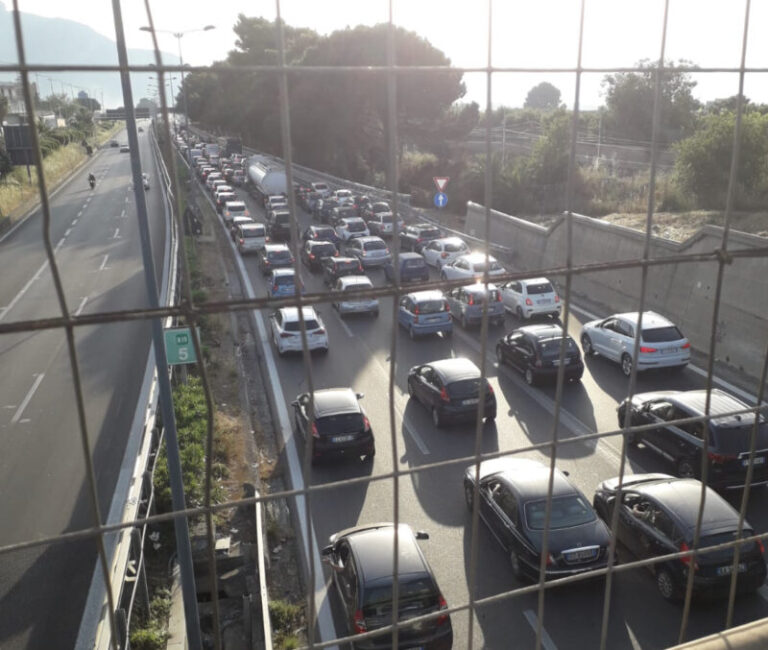 Incendio sulla A19: traffico bloccato a Palermo in entrambe le direzioni