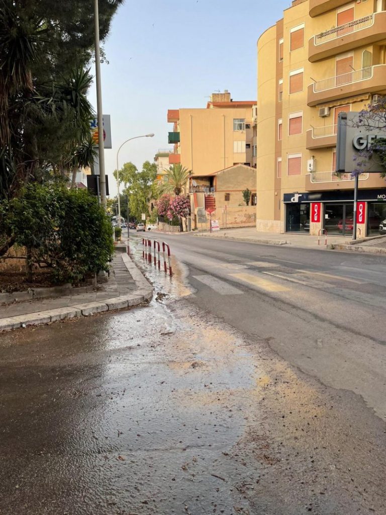 Termini Imerese: andati persi centinaia di metri cubi d’acqua tra la via Falcone e Borsellino e la via Jevolella FOTO E VIDEO