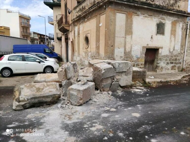 Paura a Bagheria crolla un pilastro in città le foto