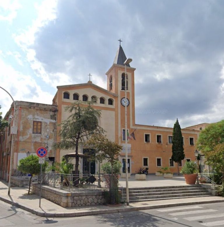 Momenti di paura e caos in piazza Sant’Antonio, rissa tra termitani, ferito un uomo