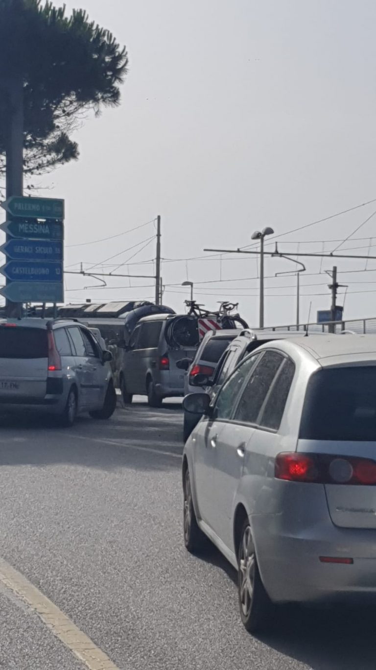 Traffico ferroviario sospeso sulla Palermo-Agrigento, automobilisti bloccati nei pressi di Castelbuono FOTO E VIDEO