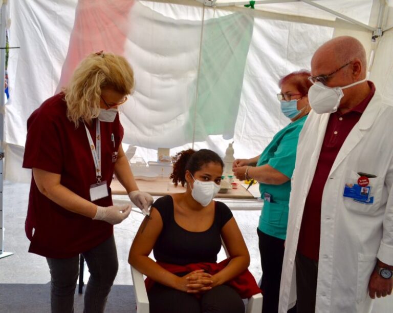 Festa della Repubblica: tanti giovani vaccinati nell’ambulatorio mobile di Palermo