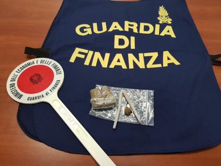 Guardia di finanza: denuncia due soggetti intercettati al porto in possesso di “hashish”