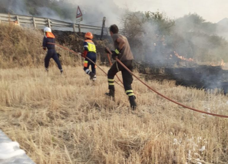 Vasto incendio sulla SS 113 a Termini Imerese: al lavoro Protezione Civile e Vigili del fuoco