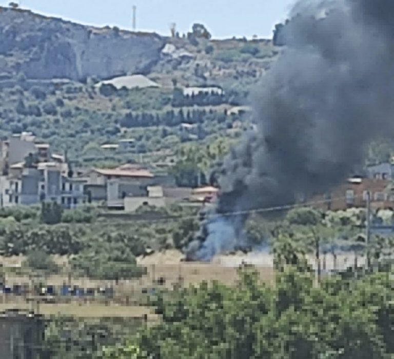 Paura a Bagheria per un grosso incendio: pompieri al lavoro FOTO